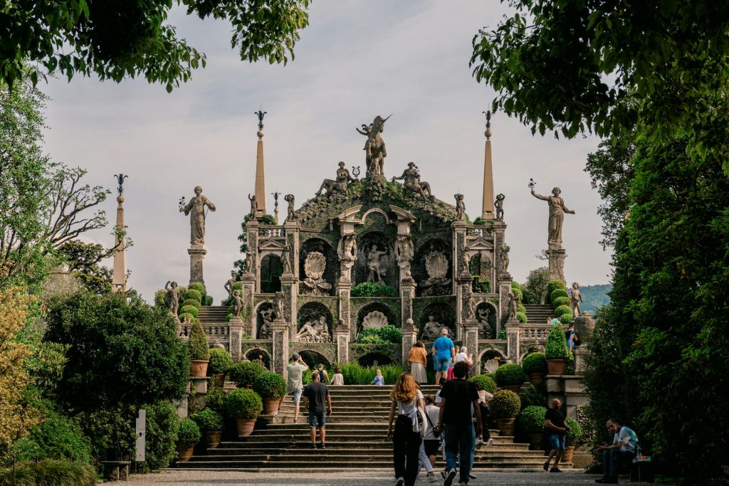 Des touristes visitent Isola Bella sur le lac Majeur