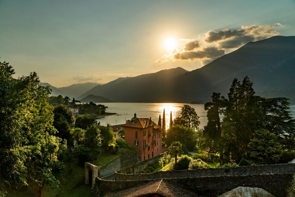 Coucher de soleil sur le lac de Côme et les alpes