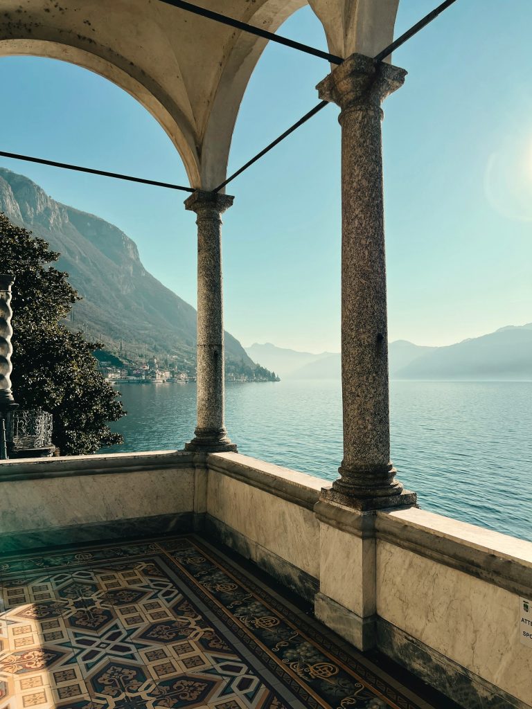 Terrrasse romantique avec vue sur le lac de Côme