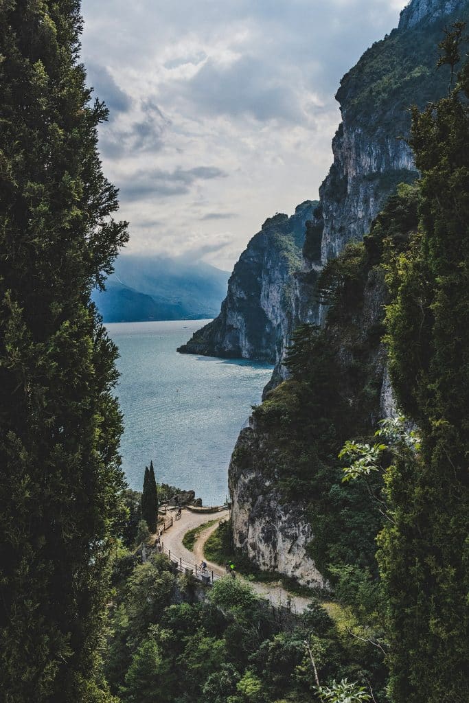 Arrivée spectaculaire sur le lac de Garde depuis la route